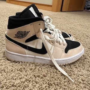 Wmns Air Jordan 1 Mid ‘Barely Orange’